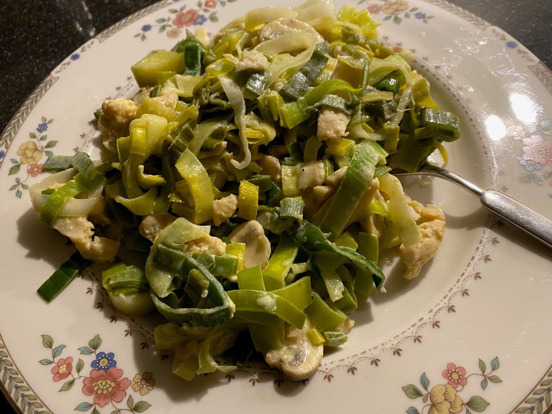 Prei wok met champignons en mosterdroomsaus